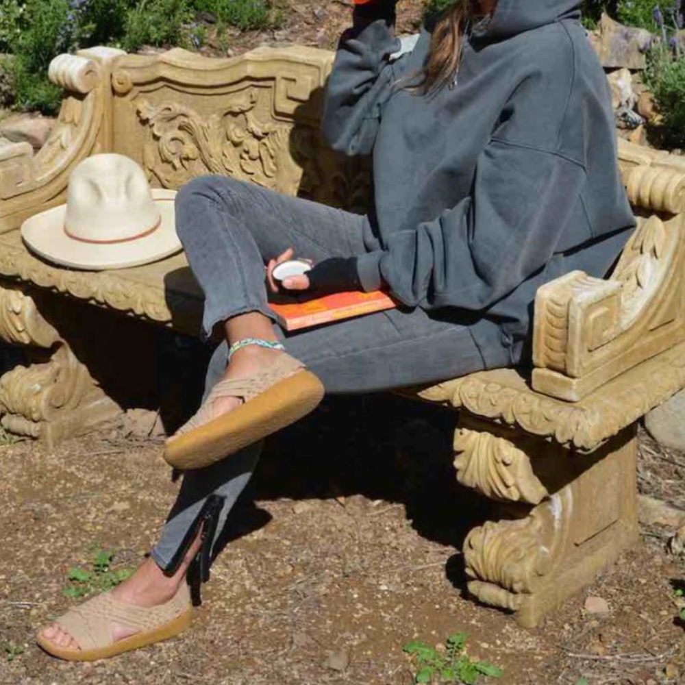 NWT Malibu Canyon Sandals